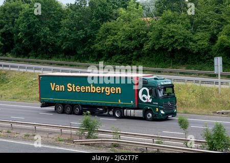 Camion Van Steenbergen sur l'autoroute M40, Warwickshire, Royaume-Uni Banque D'Images