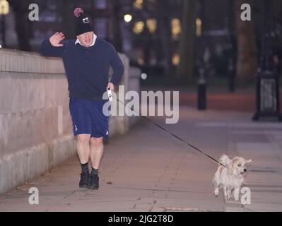 Photo du dossier datée du 07/02/2022 du Premier ministre Boris Johnson jogging dans le centre de Londres. Boris Johnson annoncera publiquement sa démission plus tard aujourd'hui, probablement avant l'heure du déjeuner, la BBC rapporte. Date de publication : jeudi 7 juillet 2022. Banque D'Images