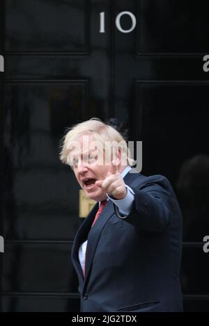 Photo du dossier datée du 07/05/20 du Premier ministre Boris Johnson à l'extérieur du 10 Downing Street à Londres, se joignant plus tard aux applaudissements pour saluer les héros locaux pendant le Clap national pour les soignants. Boris Johnson annoncera publiquement sa démission plus tard aujourd'hui, probablement avant l'heure du déjeuner, la BBC rapporte. Date de publication : jeudi 7 juillet 2022. Banque D'Images