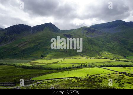 Le Nant Ffrancon est une vallée glaciaire escarpée entre les monts Glyderau et Carneddau de Snowdonia. Foel Goch est en arrière-plan. Banque D'Images