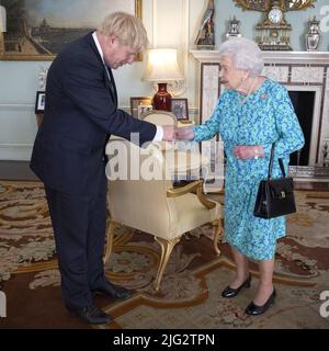 Photo du dossier datée du 24/7/2019, de la reine Elizabeth II, qui souhaite la bienvenue au chef nouvellement élu du parti conservateur Boris Johnson lors d’une audience à Buckingham Palace, à Londres, où elle l’invite à devenir Premier ministre et à former un nouveau gouvernement. Boris Johnson annoncera publiquement sa démission plus tard aujourd'hui, probablement avant l'heure du déjeuner, la BBC rapporte. Date de publication : jeudi 7 juillet 2022. Banque D'Images
