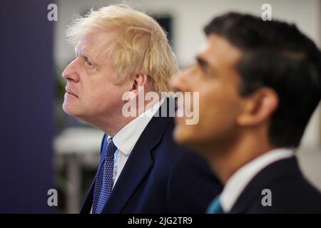 Photo du dossier datée du 05/10/20, du Premier ministre Boris Johnson et du chancelier de l’Échiquier de l’époque, Rishi Sunak, lors d’une visite au siège d’Octopus Energy à Londres. Boris Johnson annoncera publiquement sa démission plus tard aujourd'hui, probablement avant l'heure du déjeuner, la BBC rapporte. Date de publication : jeudi 7 juillet 2022. Banque D'Images