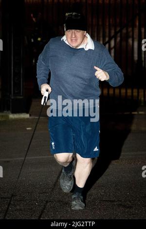 Photo du dossier datée du 26/01/22 du Premier ministre Boris Johnson jogging dans le centre de Londres. Boris Johnson annoncera publiquement sa démission plus tard aujourd'hui, probablement avant l'heure du déjeuner, la BBC rapporte. Date de publication : jeudi 7 juillet 2022. Banque D'Images