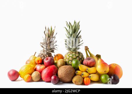 Assortiment de fruits tropicaux isolés sur fond blanc Banque D'Images