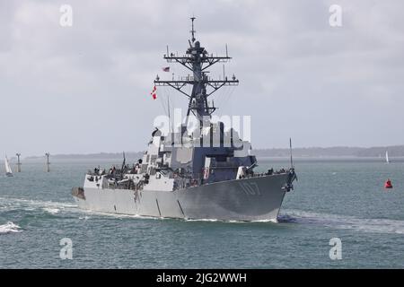 Le destroyer de missile guidé de la classe Arleigh-Burke de la Marine américaine USS (DDG-107) arrive à la base navale pour un bref arrêt logistique Banque D'Images