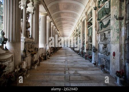 Staglieno, Gênes, Italie - 22 juin 2021: Cimetière monumental. Vue sur la galerie du cimetière monumental. Les pierres tombales des tombes sont perdues dans le dis Banque D'Images