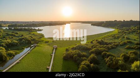 Vue aérienne de Pateira de Espinhel au coucher du soleil à Agueda, Aveiro - Portugal. Banque D'Images