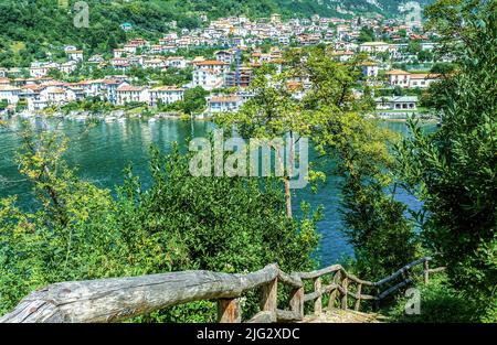 Vue imprenable sur le lac de Côme depuis le sentier Greenway.Tremezzina, Italie Banque D'Images