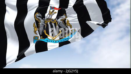 Newcastle, Royaume-Uni, mai 2022 : le drapeau de Newcastle United agite dans le vent par temps clair. Newcastle United est un club de football anglais professionnel Banque D'Images