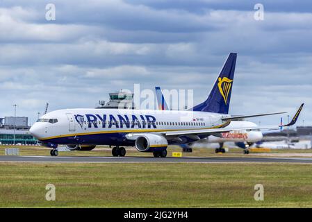 Ryanair (Ryanair Sun) Boeing 737-800 REG SP-RKF à l'aéroport de Manchester. Banque D'Images