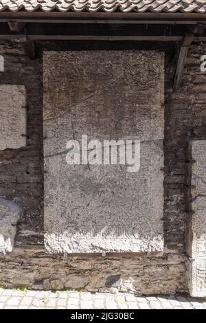 Des pierres tombales datant du 13th siècle du Friary ou monastère de St Catherines bordent les murs du passage de St Catherines, Tallinn, Estonie Europe Banque D'Images