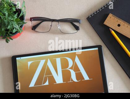 Sur cette photo, le logo ZARA apparaît sur une tablette Banque D'Images