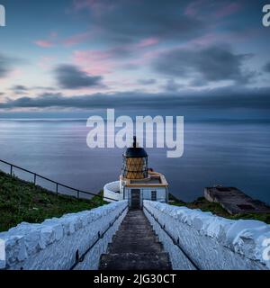 Phare de St Abbs Head au coucher du soleil. St ABB's Head est un promontoire rocheux près du village de St Abbs dans le Berwickshire, en Écosse Banque D'Images