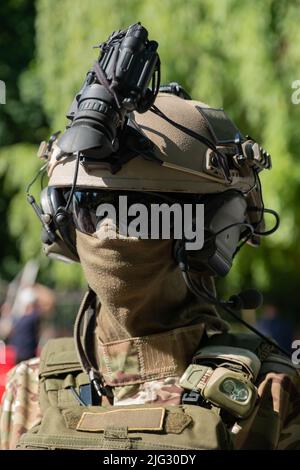 Mannequin dans l'uniforme et l'équipement de l'armée. Casque de sécurité et lunettes de protection. Banque D'Images