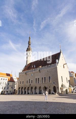 Hôtel de ville de Tallinn, un bâtiment médiéval de 14th siècle à l'architecture gothique de la place de la vieille ville de Tallinn, en été sous le soleil, Tallinn Estonie Europe Banque D'Images