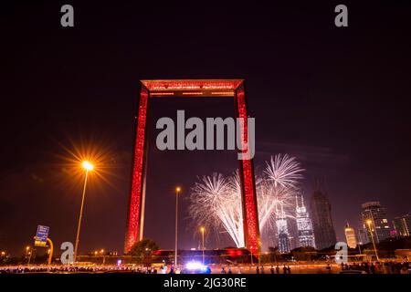 Dubaï, Émirats Arabes Unis - 31 décembre 2020 : feux d'artifice au cadre de Dubaï pendant la fête du nouvel an. Banque D'Images