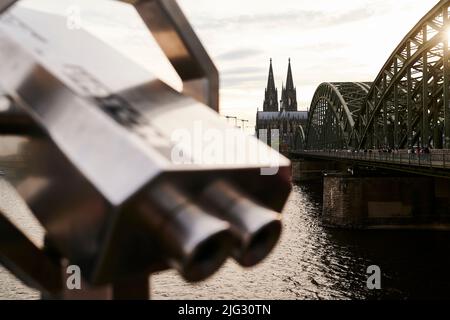 COLOGNE, ALLEMAGNE - 6 JUILLET 2022 : silhouette de la cathédrale de Cologne. Paysage urbain de Cologne et pont Hohenzollern au coucher du soleil. Banque D'Images