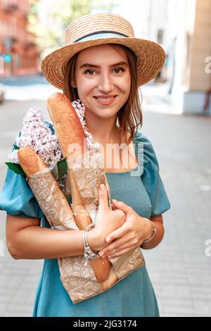 Photo de la jeune fille heureux sourire positif dans chapeau de paille faire le magasin de la nourriture écologique Banque D'Images