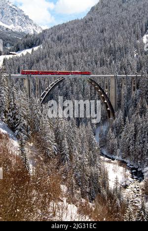 Arosa train sur le viaduc de Langwies en hiver, Suisse, Grisons, Arosa Banque D'Images