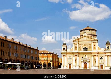 Piazza dei Martiri et cathédrale de la vieille ville historique de Carpi, Italie, Emilie-Romagne, Capri Banque D'Images