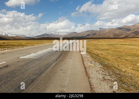 Route asphaltée, autoroute Bishkek Osh dans la vallée de Suusamyr au Kirghizstan. Banque D'Images