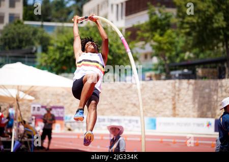 Dai Keita Belge photographié en action pendant l'épreuve de la voûte polaire du décathlon masculin, au quatrième jour des Championnats européens d'athlétisme U18, mardi 05 juillet 2022 à Jérusalem, Israël. BELGA PHOTO COEN SCHILDERMAN Banque D'Images