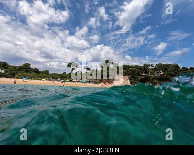Vue mer Méditerranée, vue sur et sous la surface de l'eau, Espagne, Costa Brava, Catalogne, Palamos. Banque D'Images