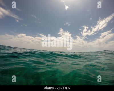 Vue mer Méditerranée, vue sur et sous la surface de l'eau, Espagne, Costa Brava, Catalogne, Palamos. Banque D'Images