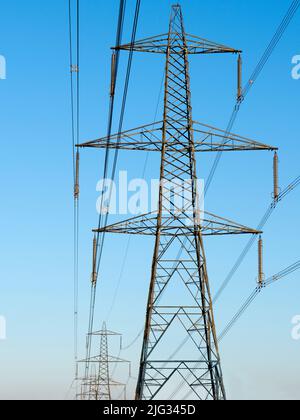 J'ai toujours été fasciné par nos pylônes du Royaume-Uni - ce que l'on appelle dans une grande partie du monde des tours de transmission. En marchant sur le paysage, ils ha Banque D'Images