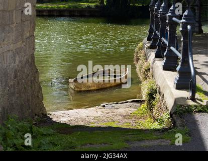 Le quai de Saint Helen est un point de beauté réputé sur la Tamise, juste en amont du pont médiéval d'Abingdon-on-Thames. Le quai était pour centurie Banque D'Images