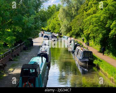 Le puttering autour sur les bateaux de ménage est une tradition typiquement anglaise de loisirs. Les cours d'eau, canaux, cours d'eau et rivières d'Oxford sont une source de nombreux tr Banque D'Images