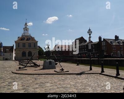 Découvrez l'un des bâtiments historiques les plus précieux de King's Lynn est une maison personnalisée emblématique datant de 17th ans surplombant le port médiéval de Norfolk Banque D'Images