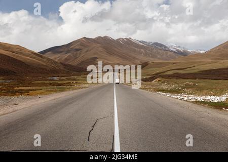 Autoroute Bishkek Osh dans la vallée de Suusamyr au Kirghizistan. Banque D'Images