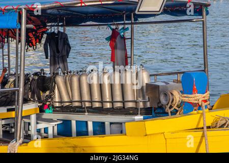 Des plongeurs des réservoirs d'oxygène sur un pont d'un bateau d'excursion Banque D'Images