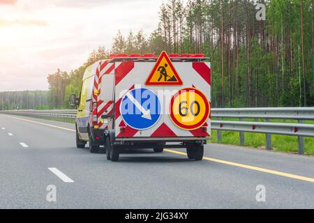 Véhicule de service routier avec remorque et limite de vitesse et panneaux d'avertissement d'entretien de voie Banque D'Images