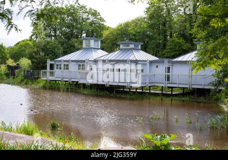 Photo prise au jardin botanique national du pays de Galles en juillet 2022 montrant la maison de plantes aquatiques sur pilotis, à l'extrémité de l'étang. Banque D'Images