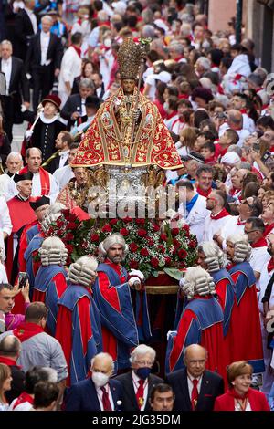 Pampelune, Espagne. 07th juillet 2022. Les gens assistent à la procession de San Fermin lors des fêtes traditionnelles de San Fermin à Pampelune, Espagne, 07 juillet 2022. Le festival, connu localement sous le nom de Sanfermines, a lieu chaque année de 6 juillet à 14 en commémoration du saint patron de la ville. Des centaines de milliers de visiteurs du monde entier assistent au festival. Beaucoup d'entre eux participent physiquement à l'événement le plus important, la corrida ou encierro, où ils essaient de s'échapper des taureaux le long d'un chemin à travers les rues étroites de la vieille ville. Crédit : ZUMA Press, Inc./Alay Live News Banque D'Images