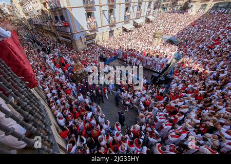 Pampelune, Espagne. 07th juillet 2022. Les gens assistent à la procession de San Fermin lors des fêtes traditionnelles de San Fermin à Pampelune, Espagne, 07 juillet 2022. Le festival, connu localement sous le nom de Sanfermines, a lieu chaque année de 6 juillet à 14 en commémoration du saint patron de la ville. Des centaines de milliers de visiteurs du monde entier assistent au festival. Beaucoup d'entre eux participent physiquement à l'événement le plus important, la corrida ou encierro, où ils essaient de s'échapper des taureaux le long d'un chemin à travers les rues étroites de la vieille ville. Crédit : ZUMA Press, Inc./Alay Live News Banque D'Images