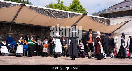 Photo prise au jardin botanique national du pays de Galles en juillet 2022 d'un orchestre de musique et de danse folklorique gallois. Banque D'Images