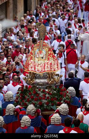 Pampelune, Espagne. 07th juillet 2022. Les gens assistent à la procession de San Fermin lors des fêtes traditionnelles de San Fermin à Pampelune, Espagne, 07 juillet 2022. Le festival, connu localement sous le nom de Sanfermines, a lieu chaque année de 6 juillet à 14 en commémoration du saint patron de la ville. Des centaines de milliers de visiteurs du monde entier assistent au festival. Beaucoup d'entre eux participent physiquement à l'événement le plus important, la corrida ou encierro, où ils essaient de s'échapper des taureaux le long d'un chemin à travers les rues étroites de la vieille ville. Crédit : ZUMA Press, Inc./Alay Live News Banque D'Images