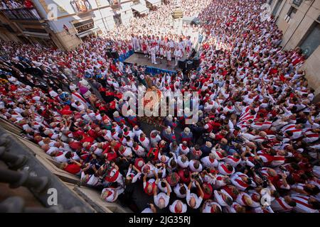 Pampelune, Espagne. 07th juillet 2022. Les gens assistent à la procession de San Fermin lors des fêtes traditionnelles de San Fermin à Pampelune, Espagne, 07 juillet 2022. Le festival, connu localement sous le nom de Sanfermines, a lieu chaque année de 6 juillet à 14 en commémoration du saint patron de la ville. Des centaines de milliers de visiteurs du monde entier assistent au festival. Beaucoup d'entre eux participent physiquement à l'événement le plus important, la corrida ou encierro, où ils essaient de s'échapper des taureaux le long d'un chemin à travers les rues étroites de la vieille ville. Crédit : ZUMA Press, Inc./Alay Live News Banque D'Images