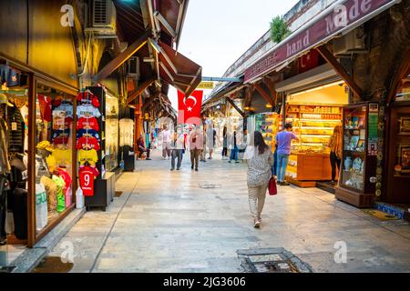 Istanbul, Turquie - 29 mai 2022: Bazar à Istanbul avec les gens. C'est un des marchés en Turquie Banque D'Images