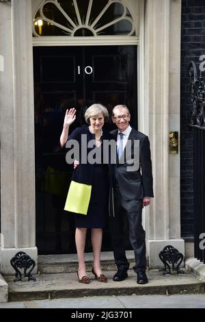 Photo du dossier datée du 13/07/16 de la première ministre Theresa May et de son mari Philip John à l'extérieur du 10 Downing Street, Londres, après avoir rencontré la reine Elizabeth II et accepté son invitation à devenir Premier ministre et à former un nouveau gouvernement. Boris Johnson a maintenant dépassé six premiers ministres avec le plus court temps de mandat depuis 1900 : Andrew Bonar Law (211 jours en 1922-23), Alec Douglas-Home (364 jours en 1963-64), Anthony Eden (644 jours en 1955-57), Henry Campbell-Bannerman (852 jours en 1905-08), Gordon Brown (1 049 jours en 2007-10) et Neville Chamberlain (1 078 jours en 1937-40). Date de publication : jeudi Banque D'Images