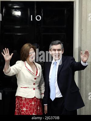 Photo du dossier datée du 27/06/07, le premier ministre Gordon Brown et son épouse Sarah arrivent au 10 Downing Street pour la première fois. Boris Johnson a maintenant dépassé six premiers ministres avec le plus court temps de mandat depuis 1900 : Andrew Bonar Law (211 jours en 1922-23), Alec Douglas-Home (364 jours en 1963-64), Anthony Eden (644 jours en 1955-57), Henry Campbell-Bannerman (852 jours en 1905-08), Gordon Brown (1 049 jours en 2007-10) et Neville Chamberlain (1 078 jours en 1937-40). Date de publication : jeudi 7 juillet 2022. Banque D'Images