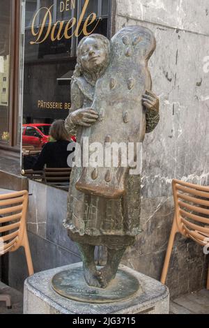 Aix-la-Chapelle le 2018 juin : la sculpture en bronze Printen-Mädchen, réalisée en 1989 par Hubert Löneke, donnée par Leo van den Daele, lieu Büchel-Corner Körbergass Banque D'Images