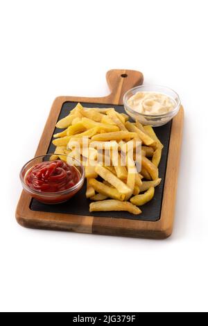 Pommes de terre frites avec ketchup et mayonnaise isolées sur fond blanc Banque D'Images