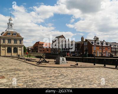 Cette maison emblématique de 17th ans sur mesure surplombe le port médiéval de la ville, Purfleet Quay et Staithe Square, propriété de Norfolk England Banque D'Images