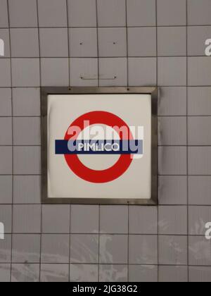 4 mai 2022 - Londres, Royaume-Uni : panneau TFL indiquant la gare de Pimlico Banque D'Images