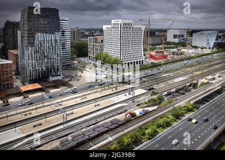 2022-07-07 12:17:02 AMSTERDAM - le Zuidas, le centre d'affaires d'Amsterdam, avec le périphérique A10 et les voies du train et du métro. Le périphérique se transforme en un grand chantier de construction. Le projet Zuidasdok réalise des travaux à grande échelle pour poser les bases de la nouvelle station de passage à la station Zuid d'Amsterdam. ANP RAMON VAN FLYMEN pays-bas sortie - belgique sortie Banque D'Images