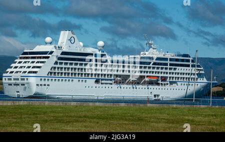 Bantry West Cork Irlande, jeudi 7 juillet 2022; le bateau de croisière Sirena est arrivé ce matin à Bantry Bay. Le navire des îles Marshall, transportant 1000 passagers, a amarré à 7,30AM, où les passagers ont débarqué et ont effectué des excursions d'une journée au Mizen, à l'ours Peninsula et à Killarney, ainsi qu'à Bantry Town. Credit ; ED/Alay Live News Banque D'Images